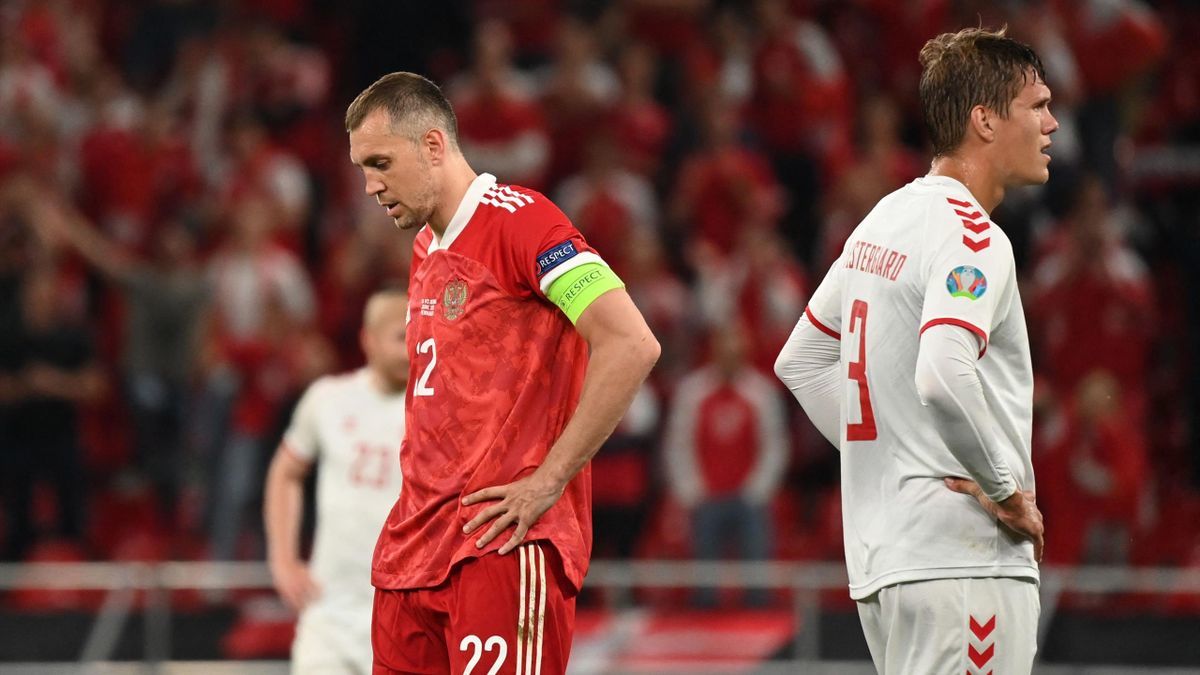 На матче Дания – Россия вратаря РФ забросали стаканами с пивом