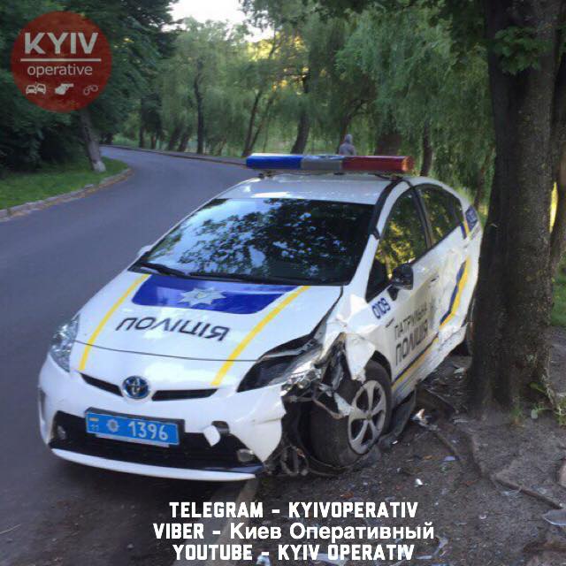 В Голосеевском парке столицы нашли "ничейный" полицейский автомобиль