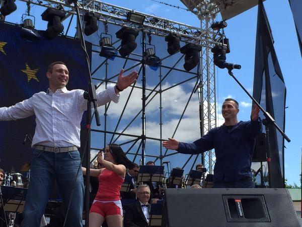 Виталий Кличко поздравил Киевлян с Днем Европы танцем