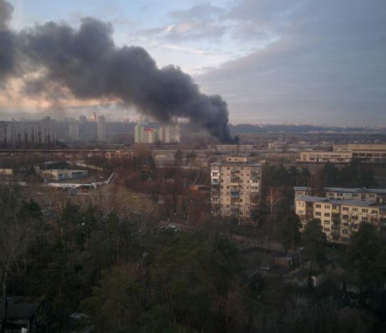Крупный пожар в Киеве: горит станция СТО