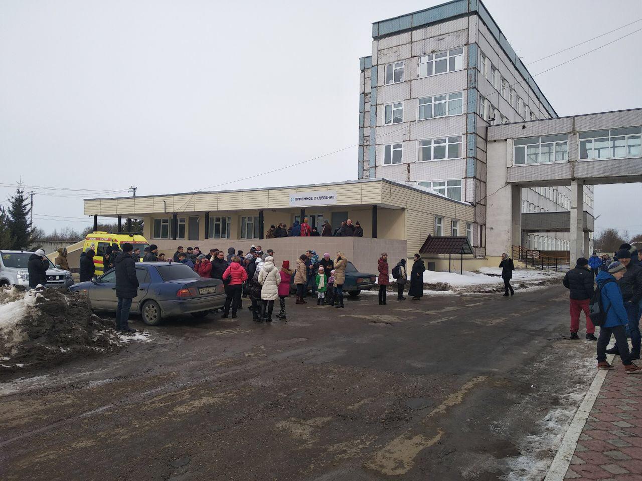 Громкое отравление в Волоколамске: пострадали уже 183 человека, около 2000 местных жителей окружили больницу и выдвинули требования – кадры