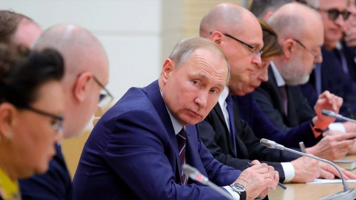 Сеть насмешила реакция российских чиновников при виде Путина 