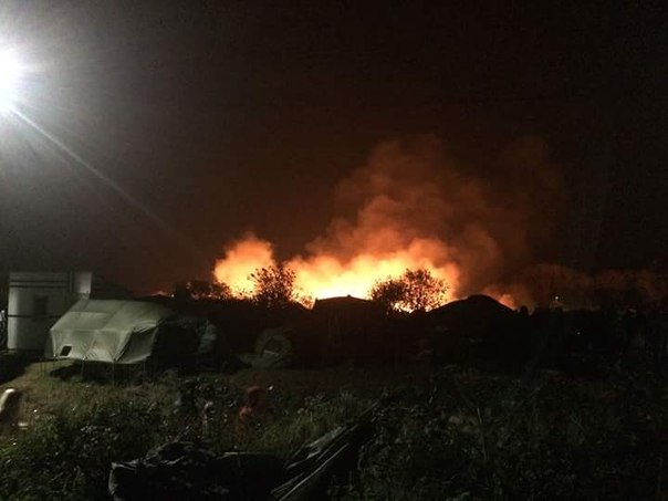 Огромный пожар вспыхнул в лагере беженцев в Кале во Франции