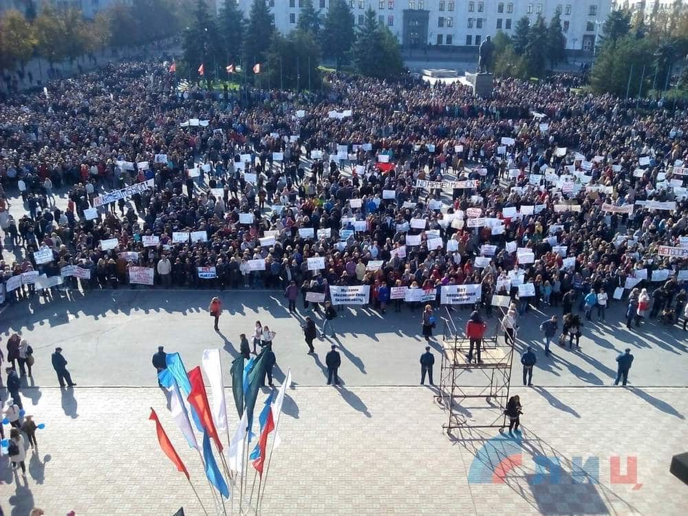 Приказали идти и слушать Плотницкого: в Луганске студентов принудительно и под роспись пригнали на "протест" против ОБСЕ (кадры)
