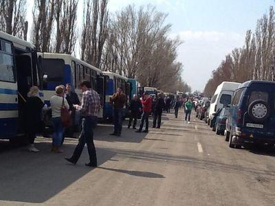 Огромные очереди на блокпостах в Донбассе: ожидают пропуска рекордное количество человек