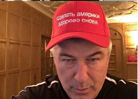 Актер Алек Болдуин высмеял Трампа на весь Нью-Йорк: звезда Голливуда не снимает кепку с компрометирующей надписью на "ломаном" русском языке