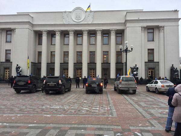 "Автомайдан" пикетирует здание Верховной Рады