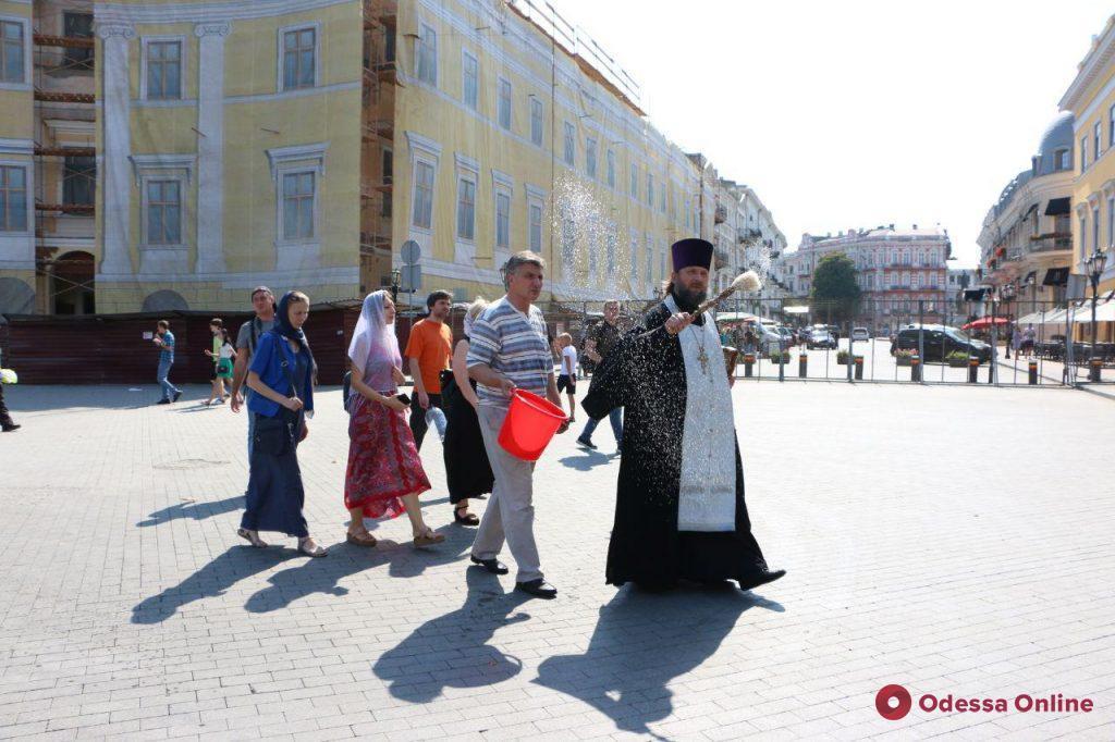 УПЦ МП взбесил Марш равенства в Одессе: священники пошли окроплять бульвар святой водой после ЛГБТ-шествия