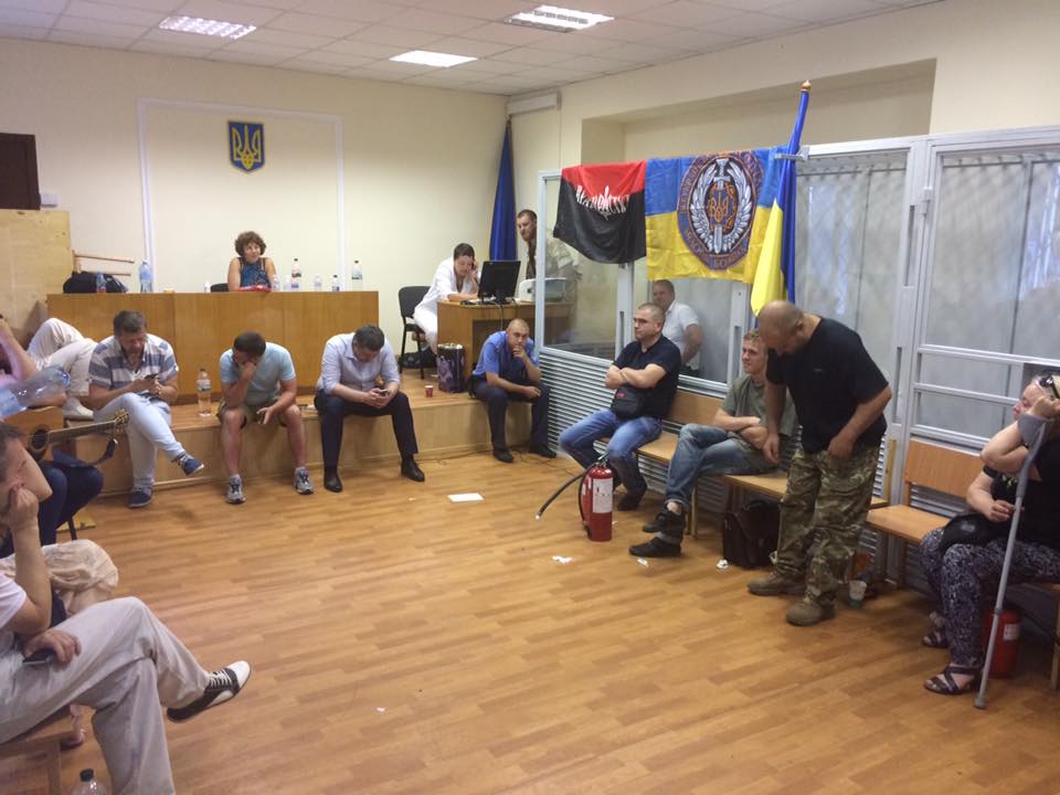 Ночь в суде: нардепы и активисты все еще блокируют Печерский суд, не позволяя вывезти в СИЗО комбата “Айдара” Лыхолита 