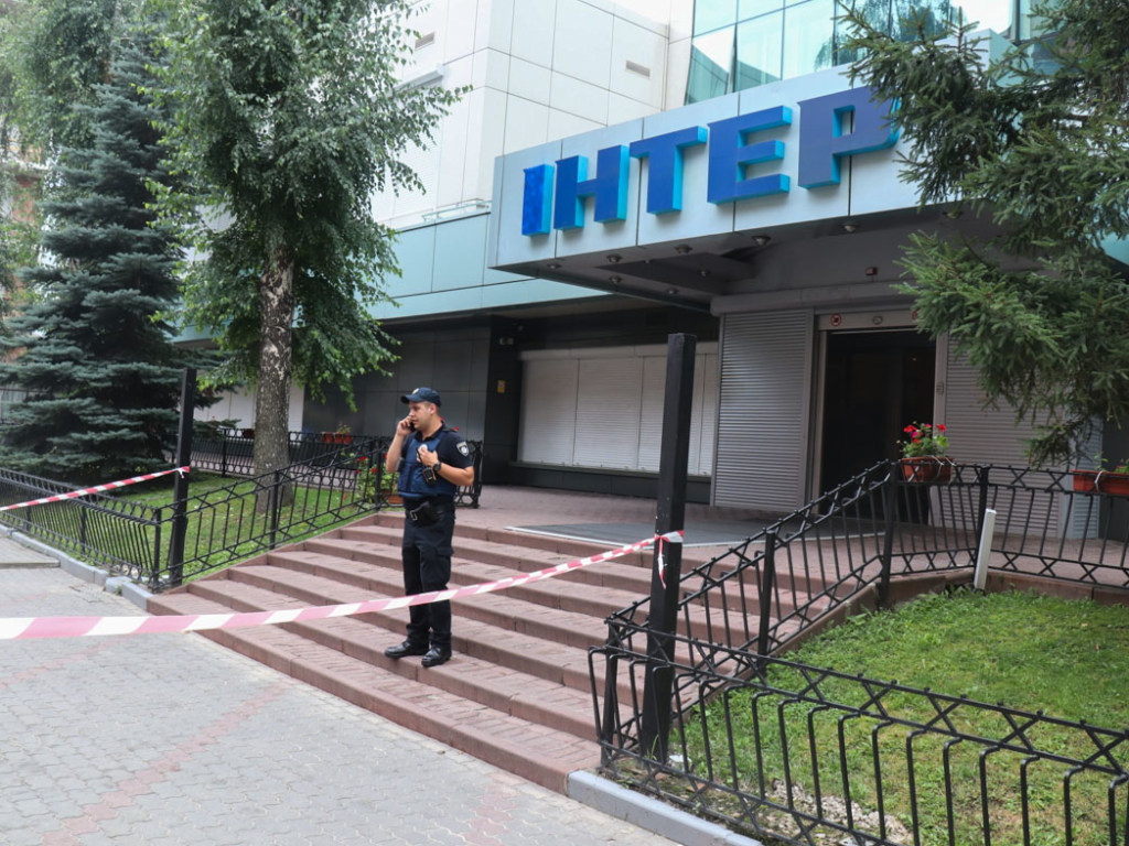 Полиция Киева "на ушах": поступил звонок о минировании редакции канала "Интер" - опубликованы первые кадры