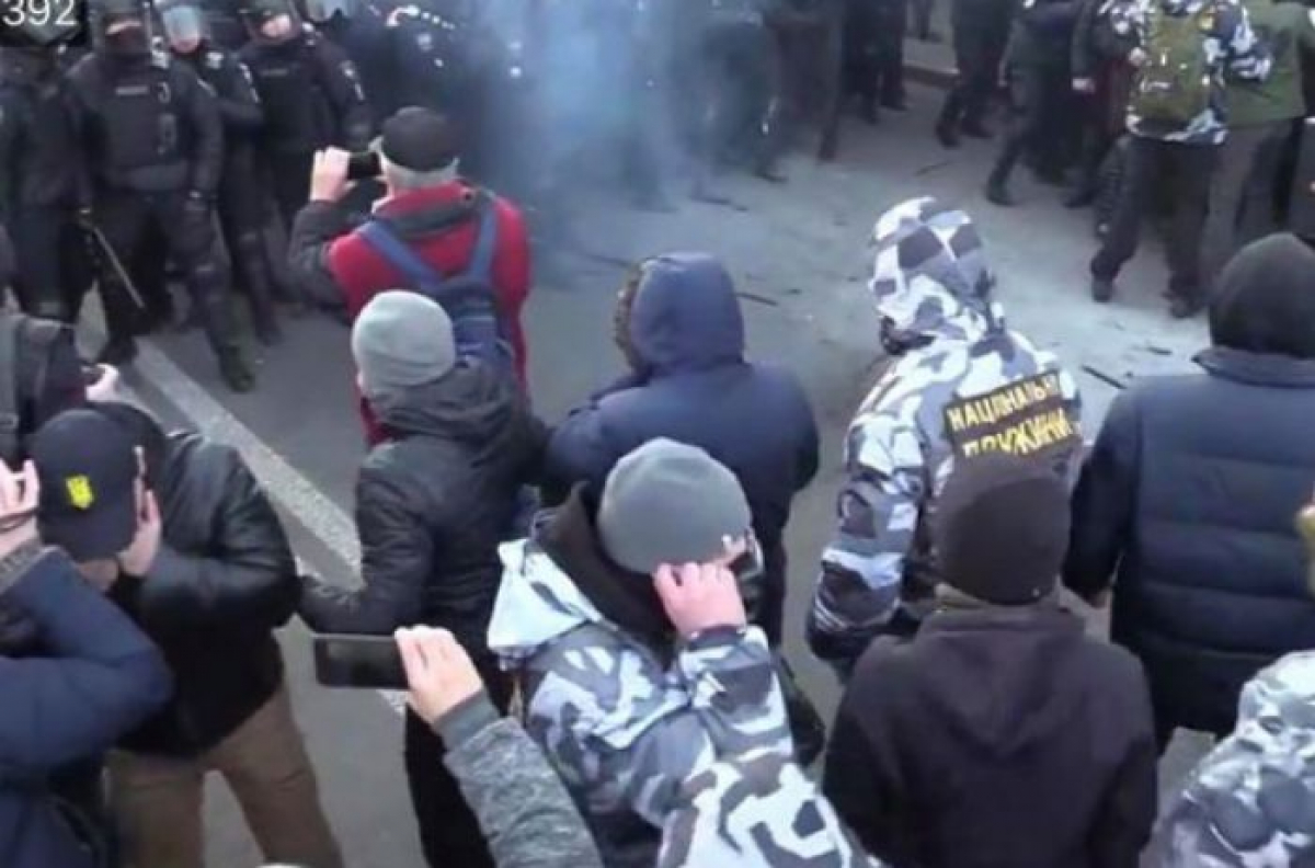 Крищенко о причине разгона протестующих: начали сверлить перфораторами асфальт