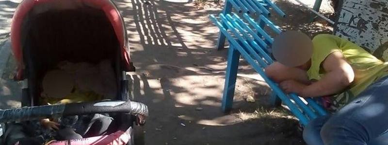Коляска с маленькой девочкой двое суток простояла на улице - рядом спала пьяная мамаша