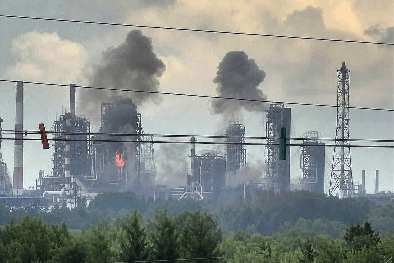Сердце Омского НПЗ поражено: ВСУ впервые нанесли удар по крупнейшему нефтезаводу России