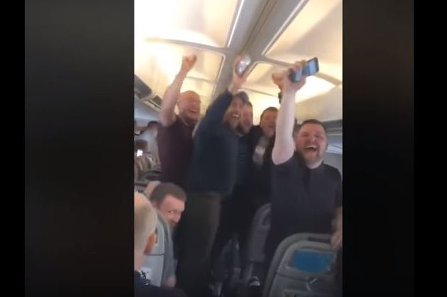 ​Фанаты "Ливерпуля" устроили "дикие пляски" в самолете по пути в Киев на Лигу чемпионов