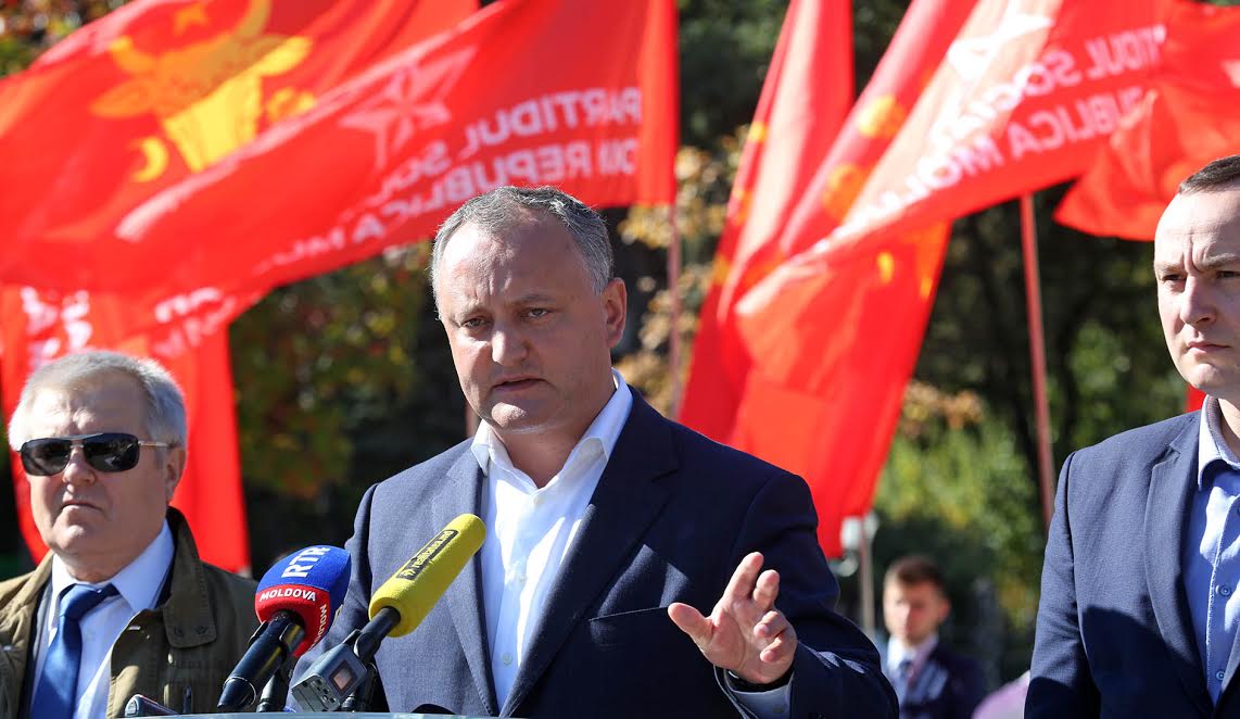 Царь Додон? Президент Молдовы требует провести референдум о расширении своих полномочий