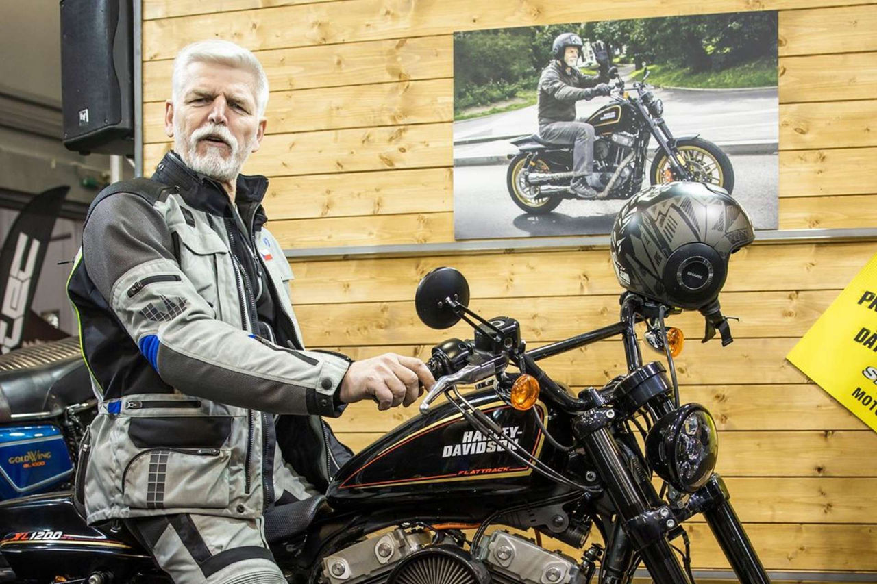 Президент Чехії Павел потрапив у військовий госпіталь після аварії на мотоциклі BMW GS1250