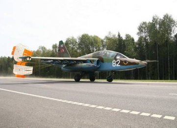 Белорусские летчики отработали посадку четырех боевых самолетов на шоссе