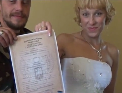 В Донецке молодожены получают свидетельства о браке образца ДНР 