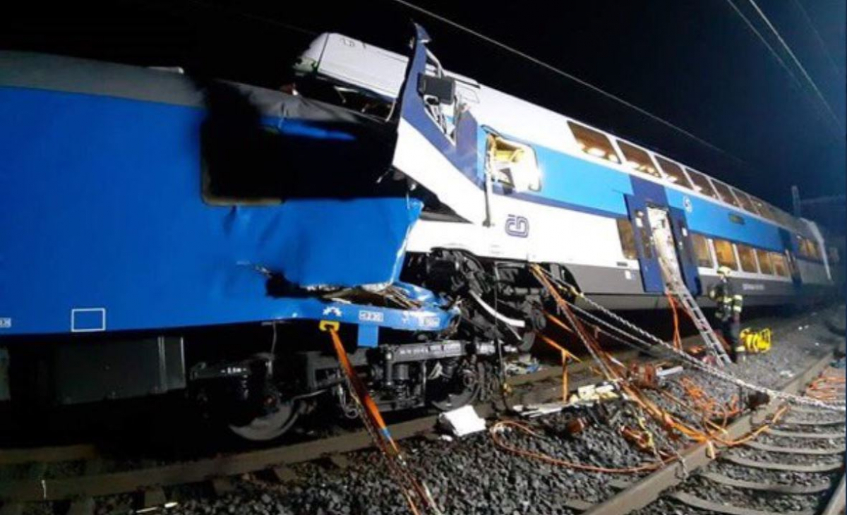 В Чехии столкнулись пассажирский и грузовой поезда – пострадали десятки людей 