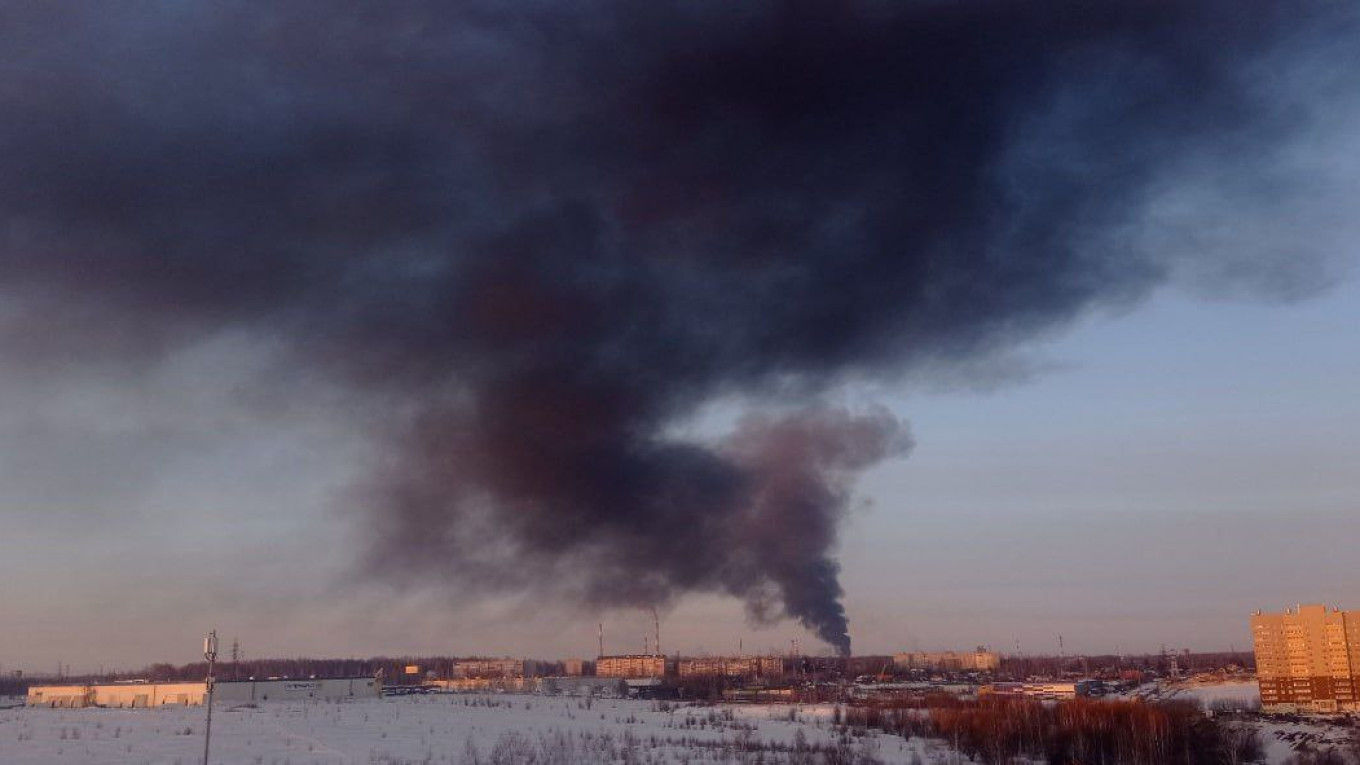 ​После двух "хлопков" на Рязанском НПЗ начался пожар: в Сети публикуют кадры