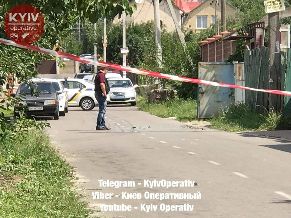 В Киеве из-за стрельбы срочно введен план "Перехват": у раненого покупателя отобрали деньги и скрылись - кадры