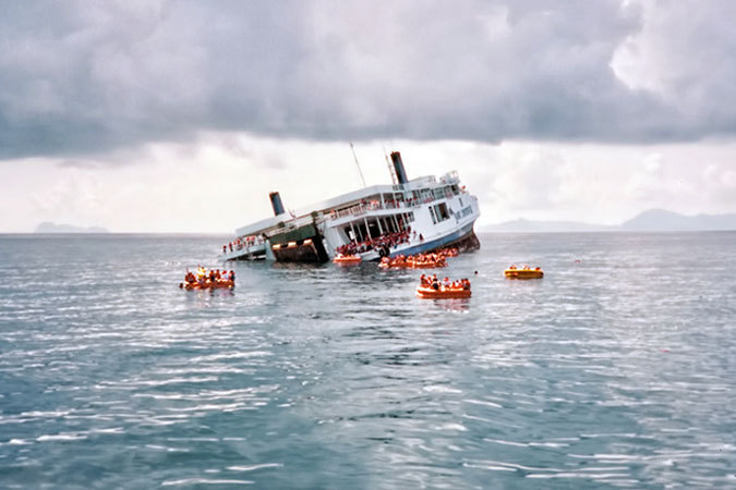 Из-за большого количества человек перевернулся паром в Непале: 20 пропавших без вести