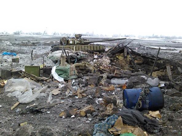 Разгромленный город Дебальцево: искореженные танки, разбитые дома, выженная земля
