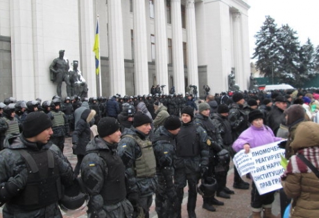Под зданием ВР Украины проходит митинг за введение военного положения