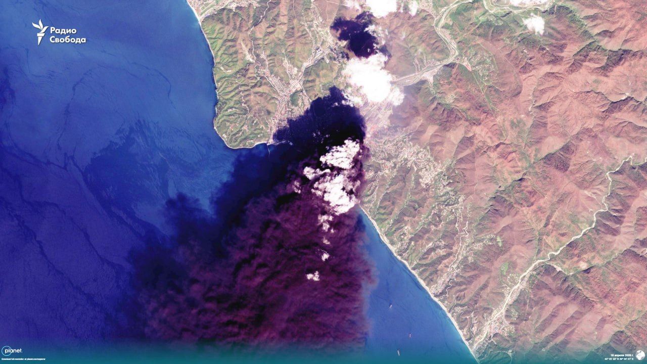 Удар Украины по Туапсе: огонь перекидывается на соседние резервуары с нефтью