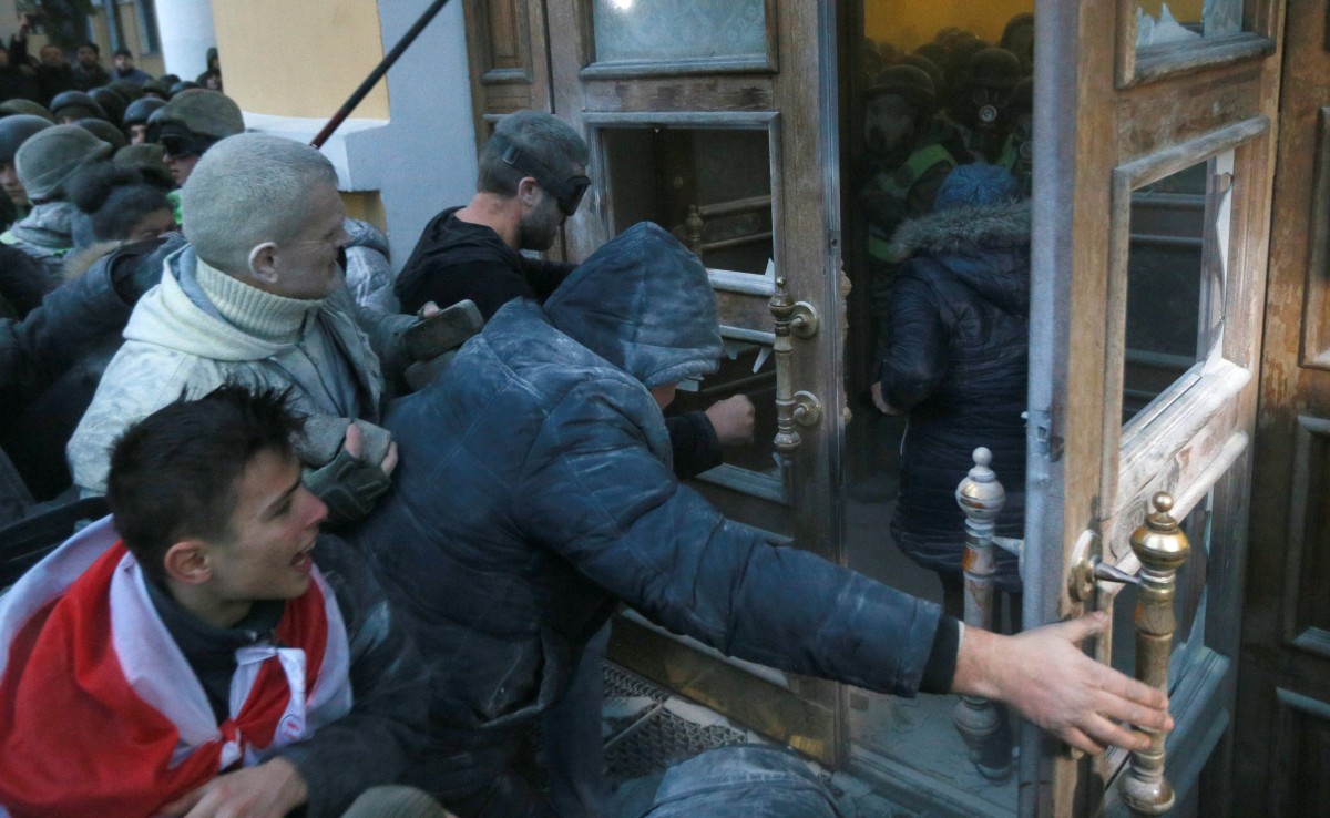 Так нельзя: в посольстве США раскритиковали попытку силового захвата Октябрьского дворца в Киеве