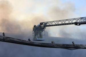 Петербург в огне: пожар охватил 9 тысяч кв. м деревообрабатывающего комбината