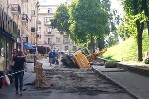 В самом центре Киева, возле станции метро "Золотые ворота", ушел под землю трактор.
