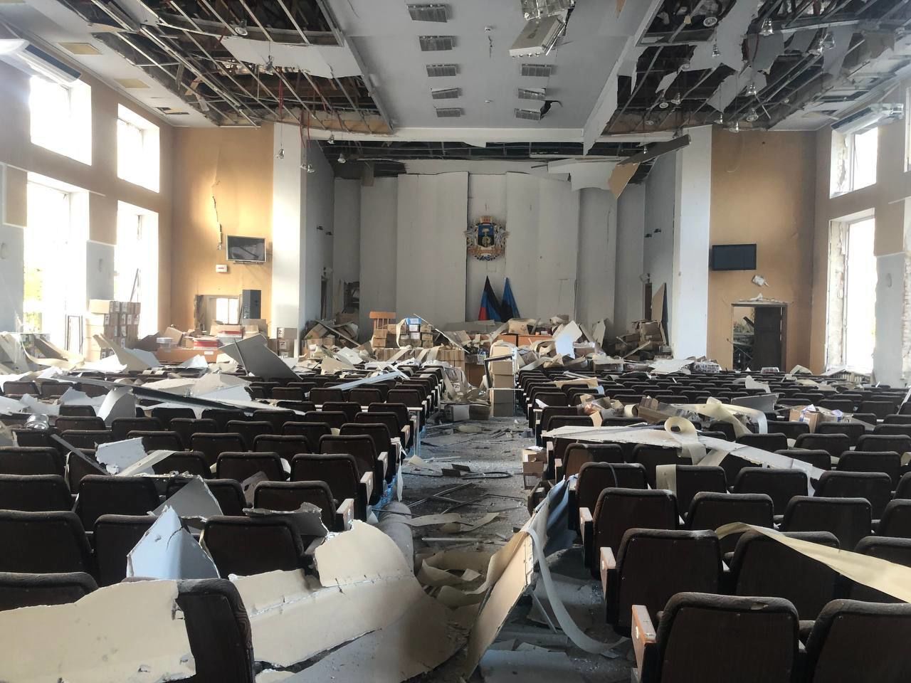 Разрушенную мэрию Донецка показали изнутри: оккупанты жалуются, на "посылку" от ЗРК HIMARS