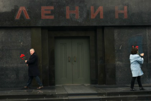 "Именами палачей нельзя называть улицы и площади", – в РПЦ требуют убрать тело Ленина из Мавзолея