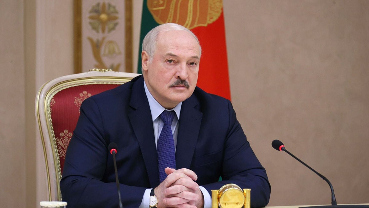 Лукашенко угрожает Зеленскому "актом капитуляции", если он не примет предлагаемый Путиным договор 