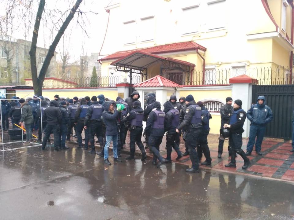 Посольство России в Харькове под усиленной охраной – тревожные кадры