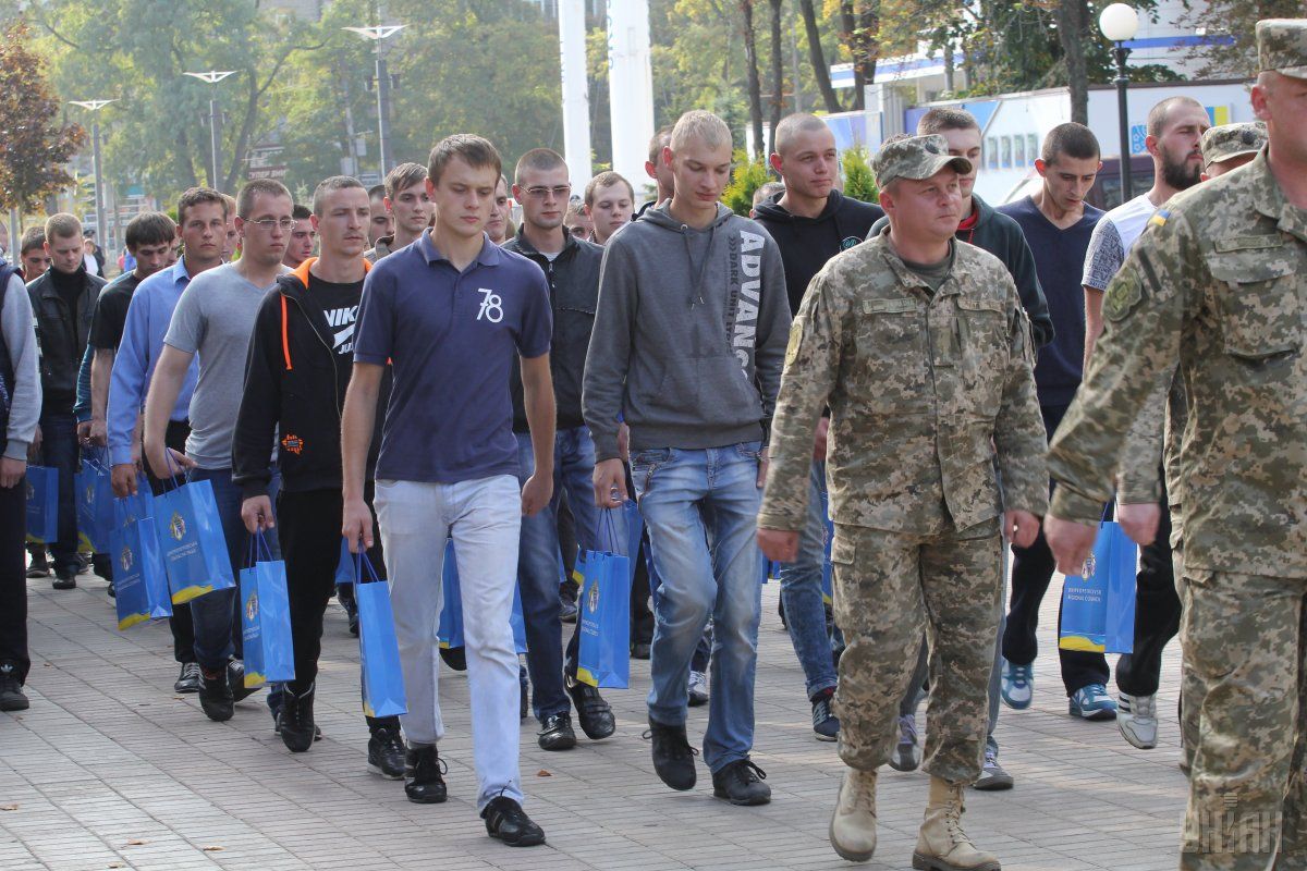 Осенний призыв в Украине 2019: в областях военкоматы уже "отлавливают" будущих срочников