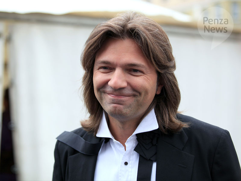 Дмитрий Маликов решил поддержать рубль песней