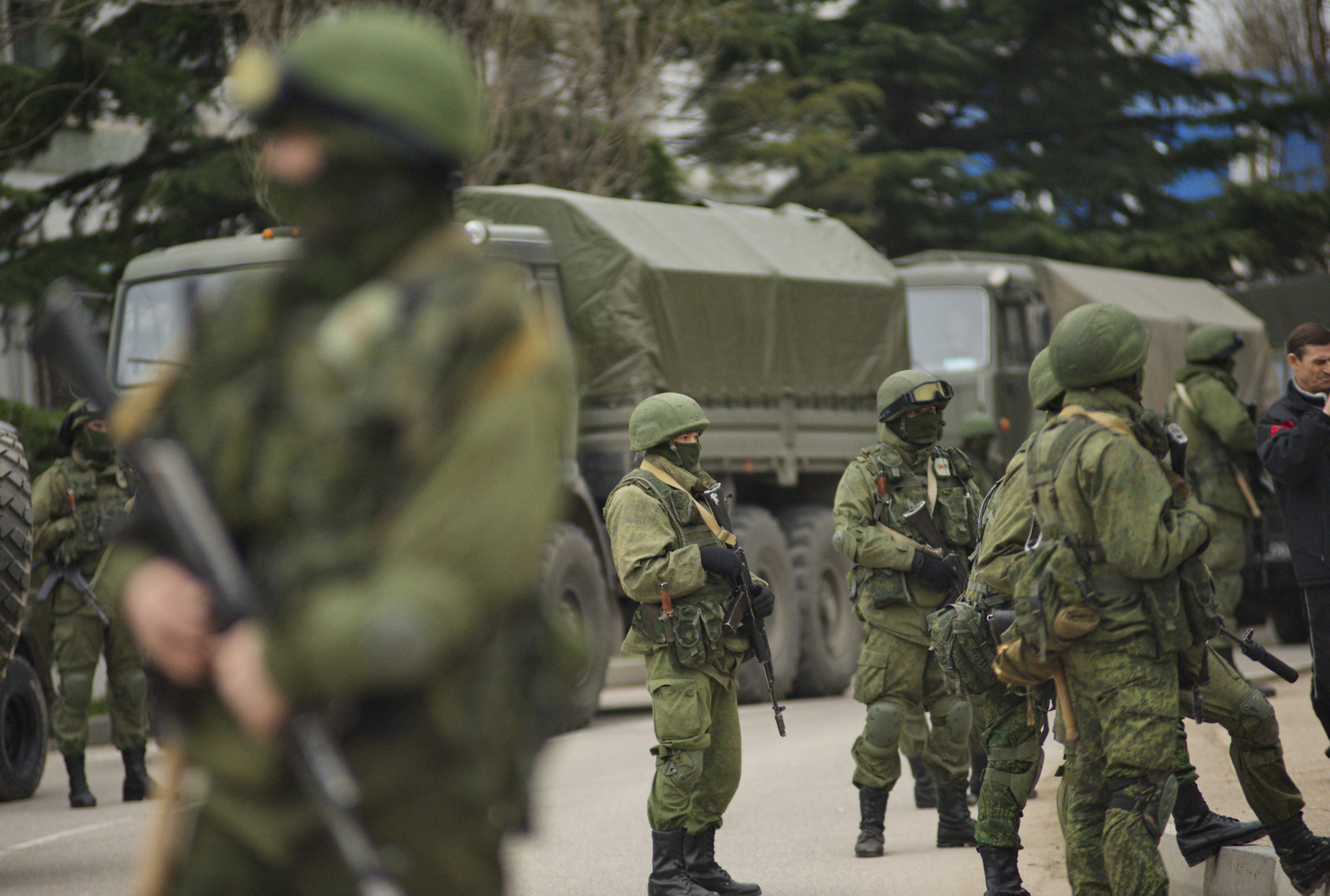Дезертиры в российской армии: стало известно, почему в Крыму не работают пункты пропуска, а "зеленые человечки" постоянно стреляют