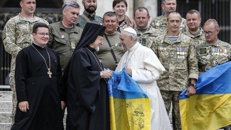 Франциск молится за мир в Украине: бойцы ВСУ провели встречу с Папой Римским – исторические кадры