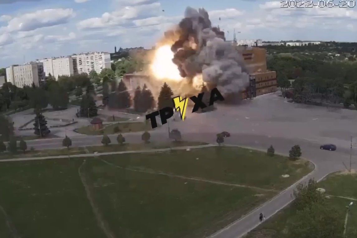 ​Момент "лютейшего" прилета ракеты Путина по ДК в Лозовой попал на видео: среди пострадавших ребенок