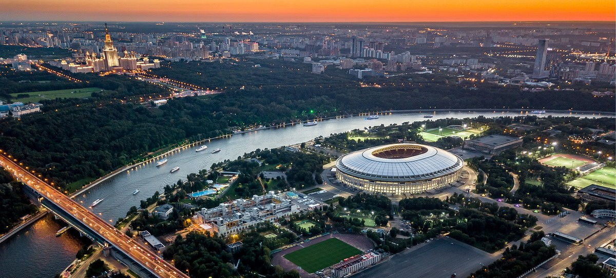 На стадионе "Лужники" в Москве закрыли фан-зону Евро-2020: проход оградили конструкциями