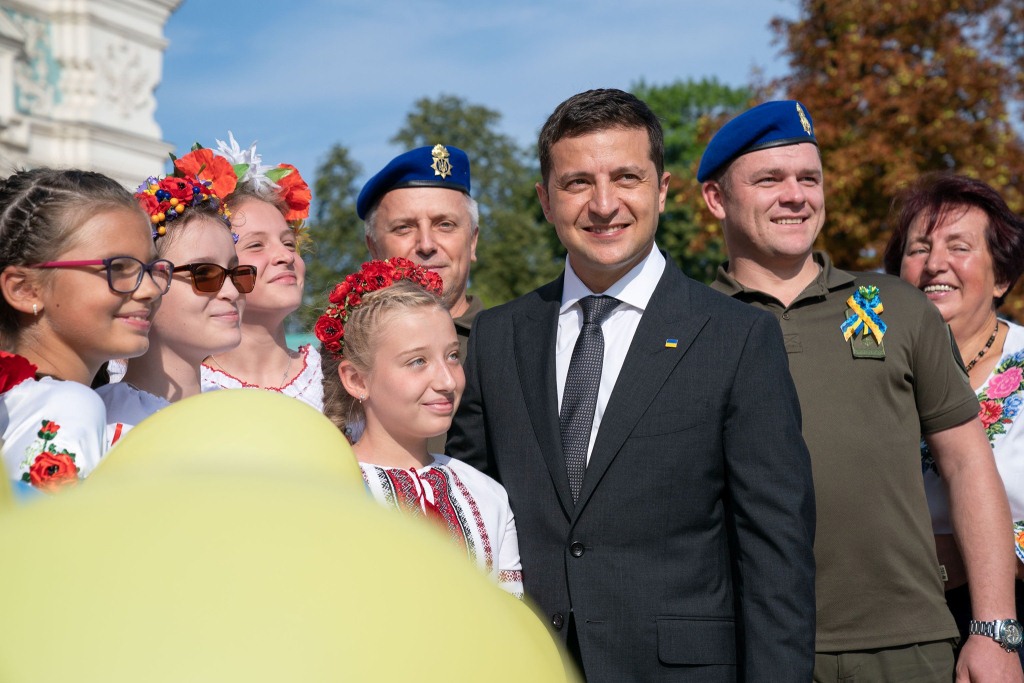 Зеленский в своем Facebook показал самые яркие фото с празднования Дня флага Украины - кадры
