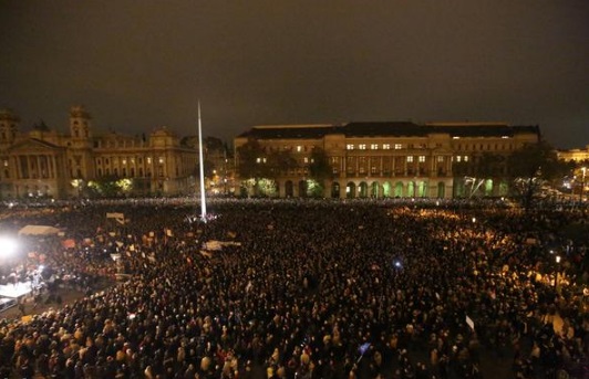 В Венгрии десять тысяч человек вышли на улицы протестовать против пророссийской политики премьер-министра Орбана