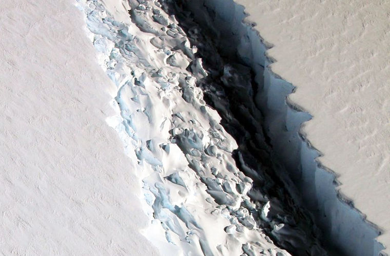 В NASA опубликовали шокирующие кадры гигантского разлома в Гренландии, проходящего прямо посредине континента – фото