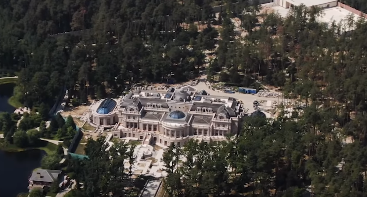 Журналисты показали нереально огромный дворец Ахметова под Киевом – видео