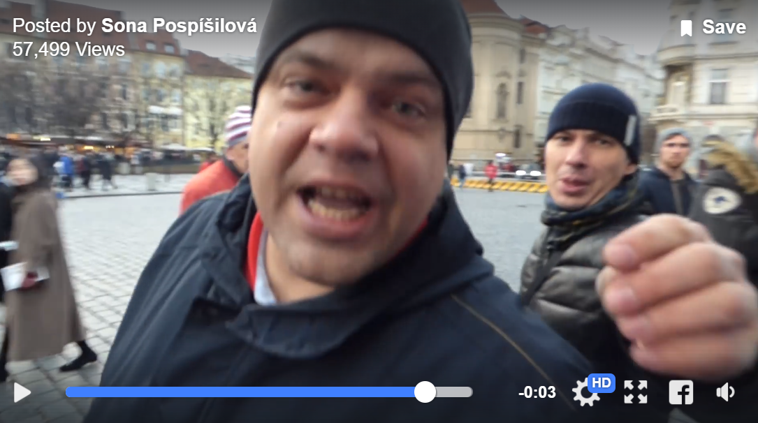 Группа россиян в Праге с криками "Крым наш" напала на палатку проукраинских активистов: граждане России кричали матерные угрозы - кадры