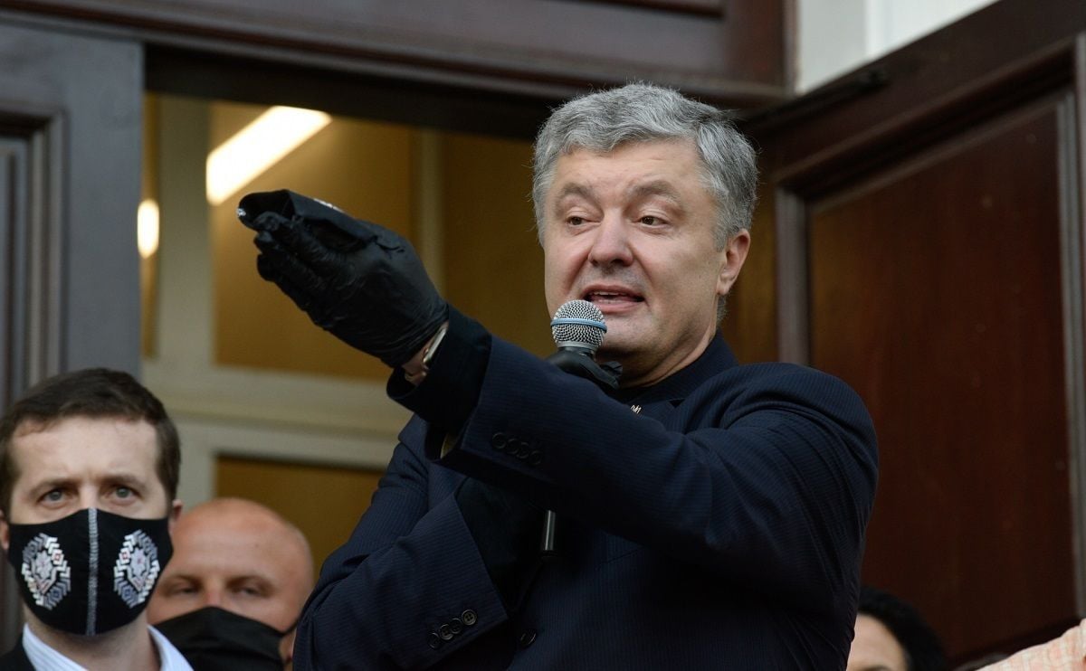 ​Порошенко выступил у здания Печерского суда и рассказал, кто организовал против него дело