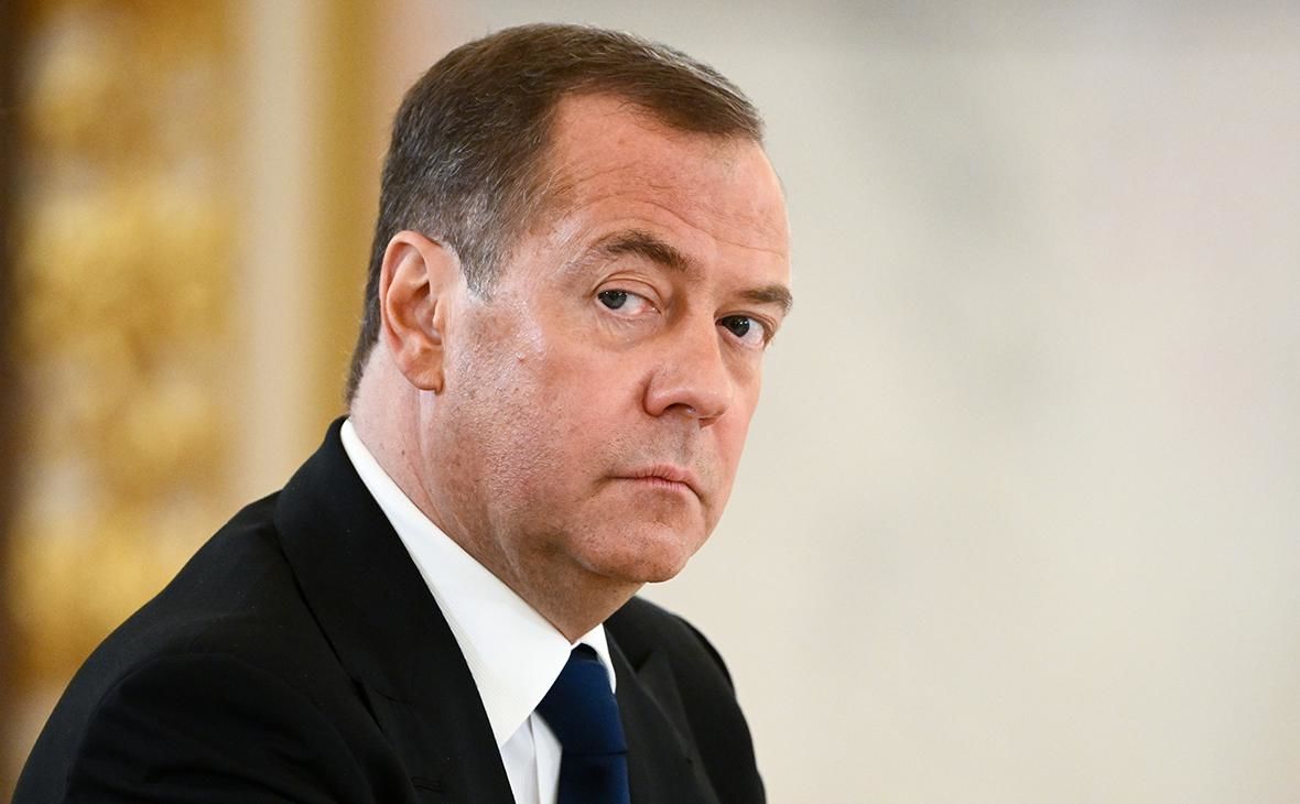 Медведев потерял контроль над собой после указа Зеленского