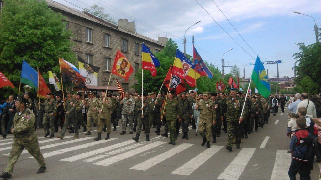Донбасс под властью фашистов: боевики "ЛНР" прошли по Алчевску с знаменами войск СС 